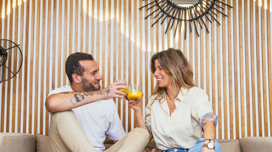 Casal a tomar o pequeno almoço