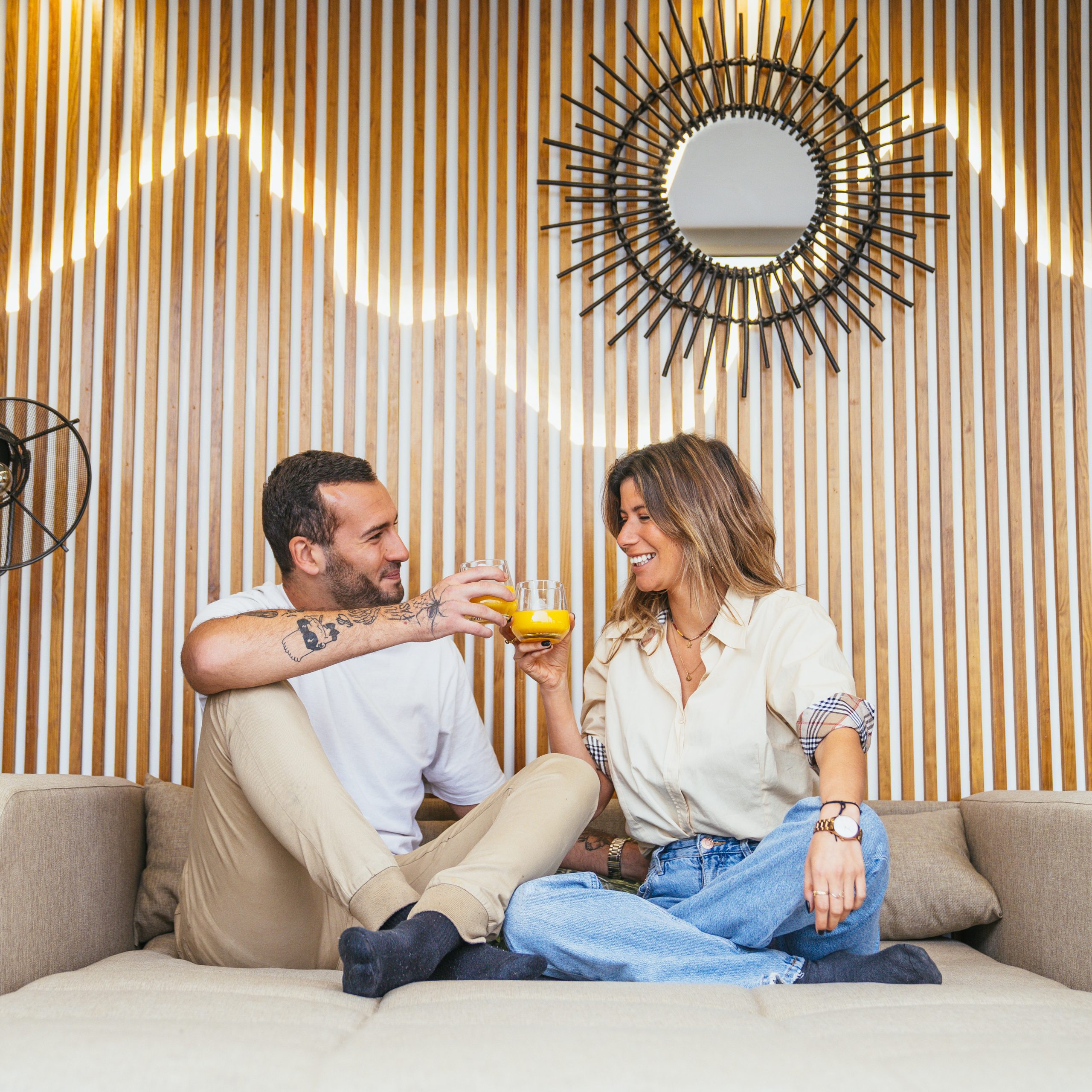 Casal a tomar o pequeno almoço