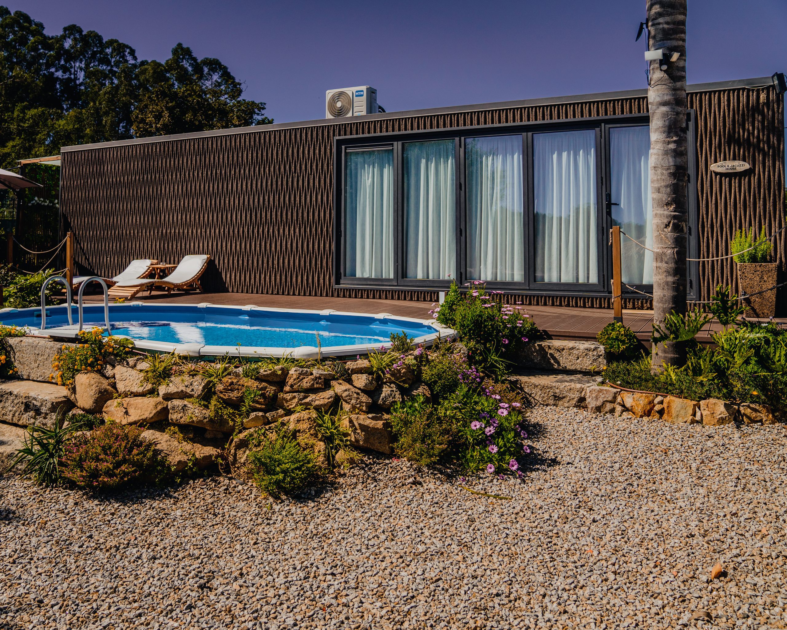 Vista da piscina privada e da entrada da Jacuzzi & Pool House.