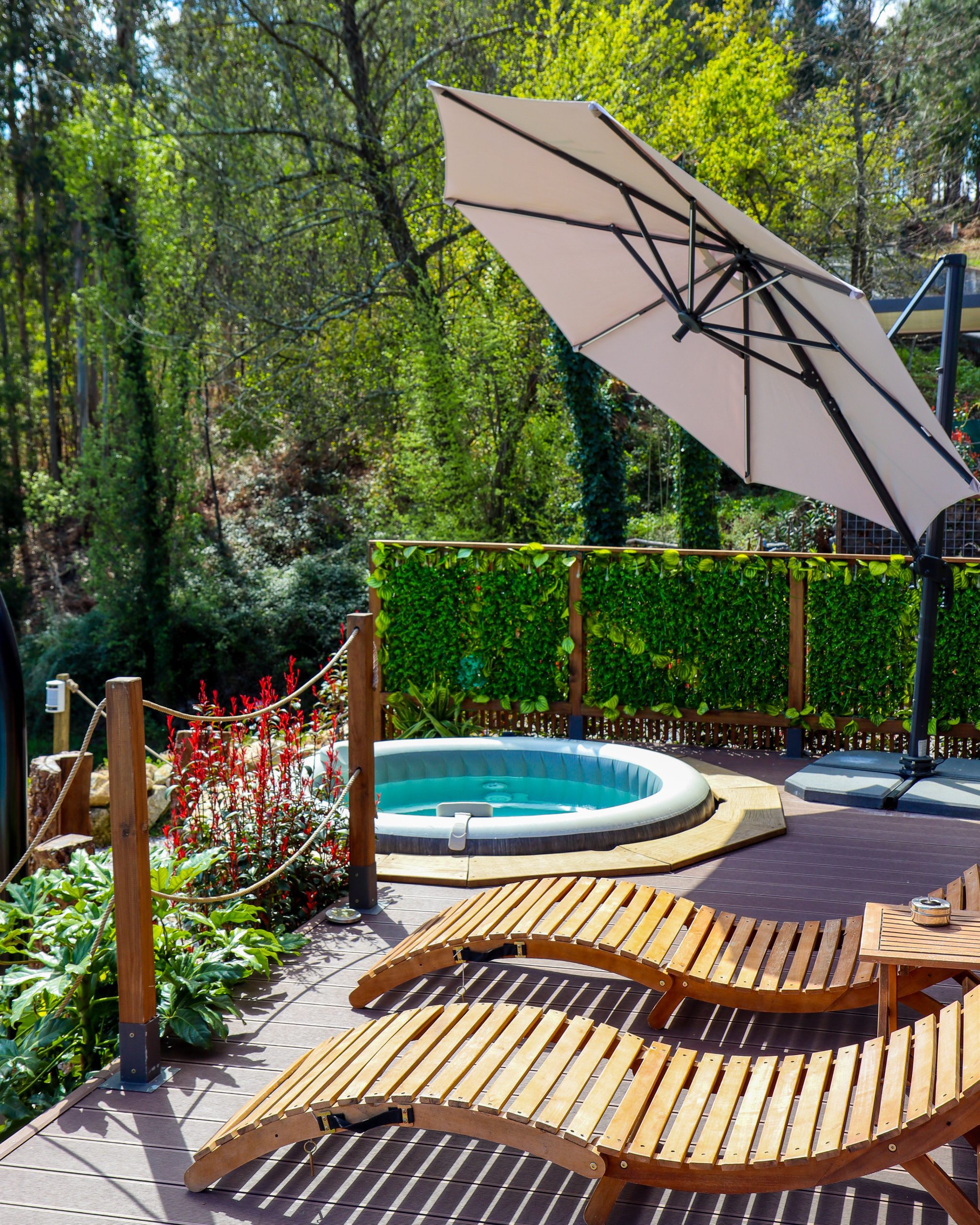Espaço de relaxamento com jacuzzi privado na área reservada da Jacuzzi & Pool House.