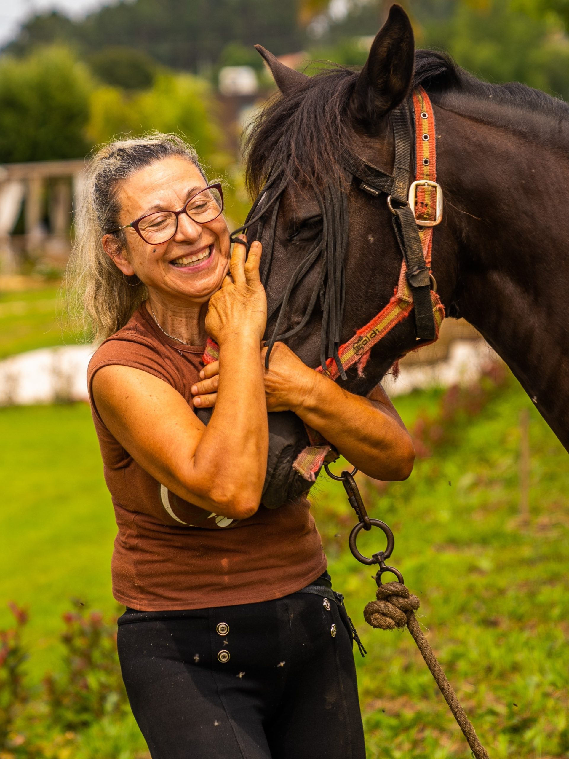 Foto da Luisa abraçada à Andorinha, a égua do eco Retreat.