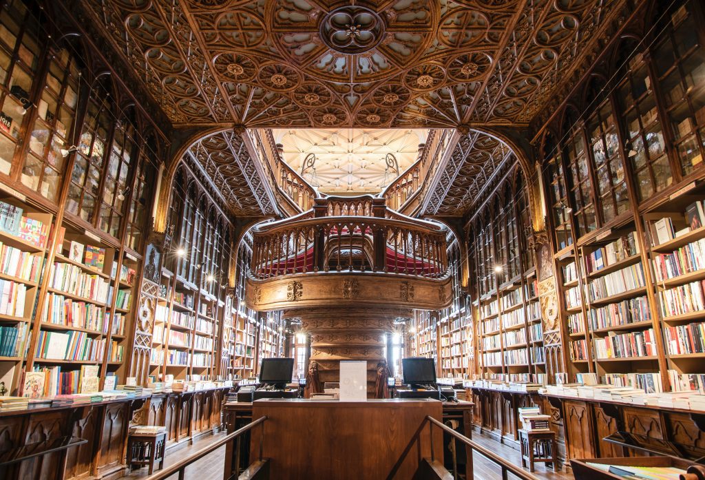 Vista do interior da Livraria Lello e da sua imponente escadaria