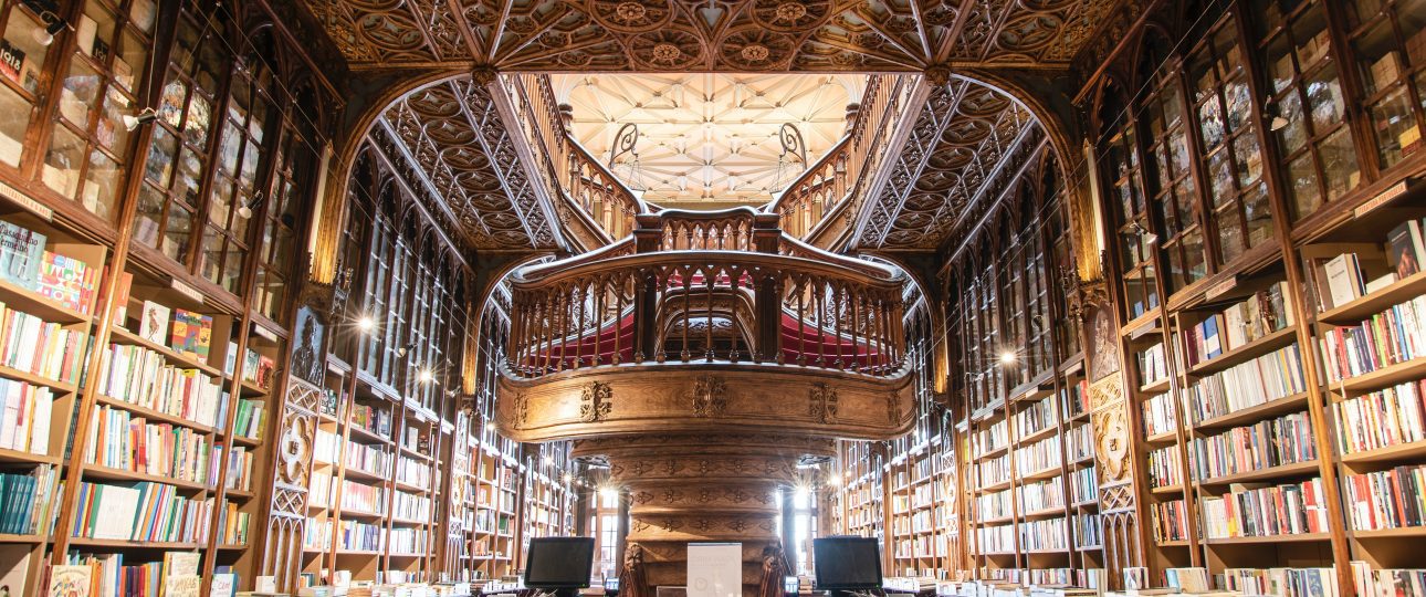 Vista do interior da Livraria Lello e da sua imponente escadaria