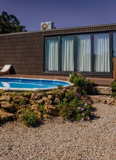 Vista da piscina privada e da entrada da Jacuzzi & Pool House.