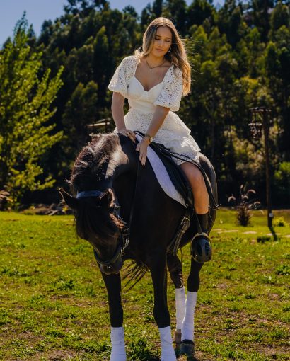 Jovem bonita a passear a cavalo na Andorinha, a égua do Eco Retreat
